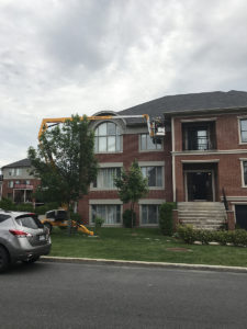 Nettoyage avec une nacelle dans la région de St-Hubert - Gouttières Lanaudière situé à Saint-Hubert