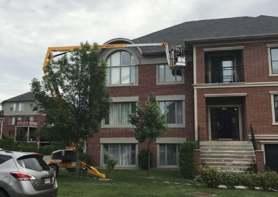 Nettoyage avec une nacelle dans la région de Terrebonne - Gouttières Lanaudière situé à Terrebonne