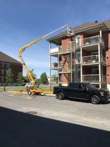 Lavage de gouttières et nacelle dans les environs de St-Hubert - Gouttières Lanaudière situé à Saint-Hubert