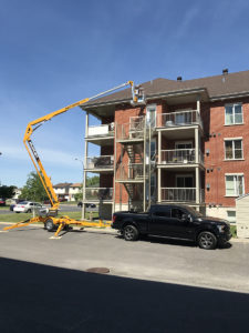Lavage avec une nacelle dans la région de St-Hubert - Gouttières Lanaudière situé à Saint-Hubert