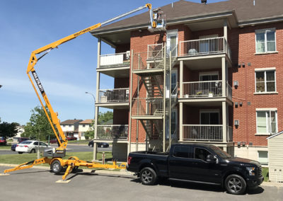 Lavage avec une nacelle dans la région de Saint-Emelie-de-L'Energie - Gouttières Lanaudière situé à Saint-Emelie-de-L'Energie