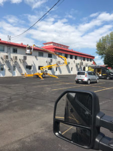 Nacelle avec camion transporteur (Services de nacelle Lavaltrie) - Gouttières Lanaudière de Lavaltrie