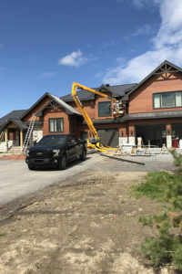 Service de nacelle - Gouttières Lanaudière situé à Saint-Hubert