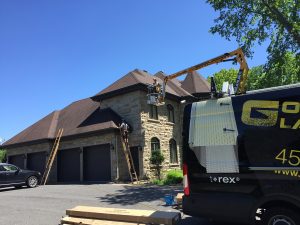 Nettoyage de gouttières en hauteur avec nacelle à Repentigny - Gouttières Lanaudière à Joliette