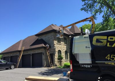 Nettoyage de gouttières en hauteur avec nacelle à Repentigny - Gouttières Lanaudière à Joliette