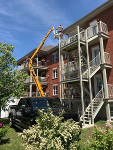 Nettoyage de gouttières avec nacelle en hauteur à Joliette - Gouttières Lanaudière à Joliette