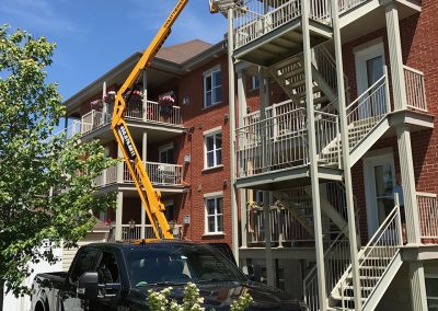 Nettoyage de gouttières avec nacelle en hauteur à Joliette - Gouttières Lanaudière à Joliette