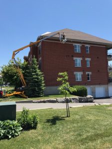 Nettoyage de gouttières avec nacelle en hauteur à Joliette - Gouttières Lanaudière à Joliette