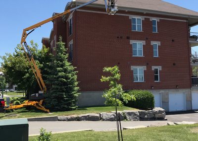 Nettoyage de gouttières avec nacelle en hauteur à Joliette - Gouttières Lanaudière à Joliette