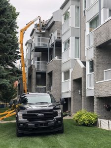 Utilisation de grande nacelle pour nettoyage de gouttières Rive-Sud - Gouttières Lanaudière à St-Hubert.jpg