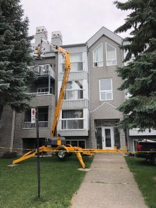 Utilisation de nacelle pour nettoyage de gouttières dans Lanaudière - Gouttières Lanaudière à Saint-Emelie de L'Energie