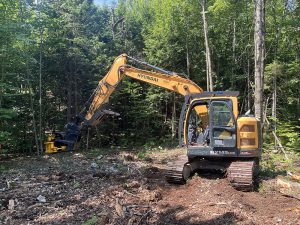 Service de déboisement a la tracto-pelle avant - Gouttières Lanaudière